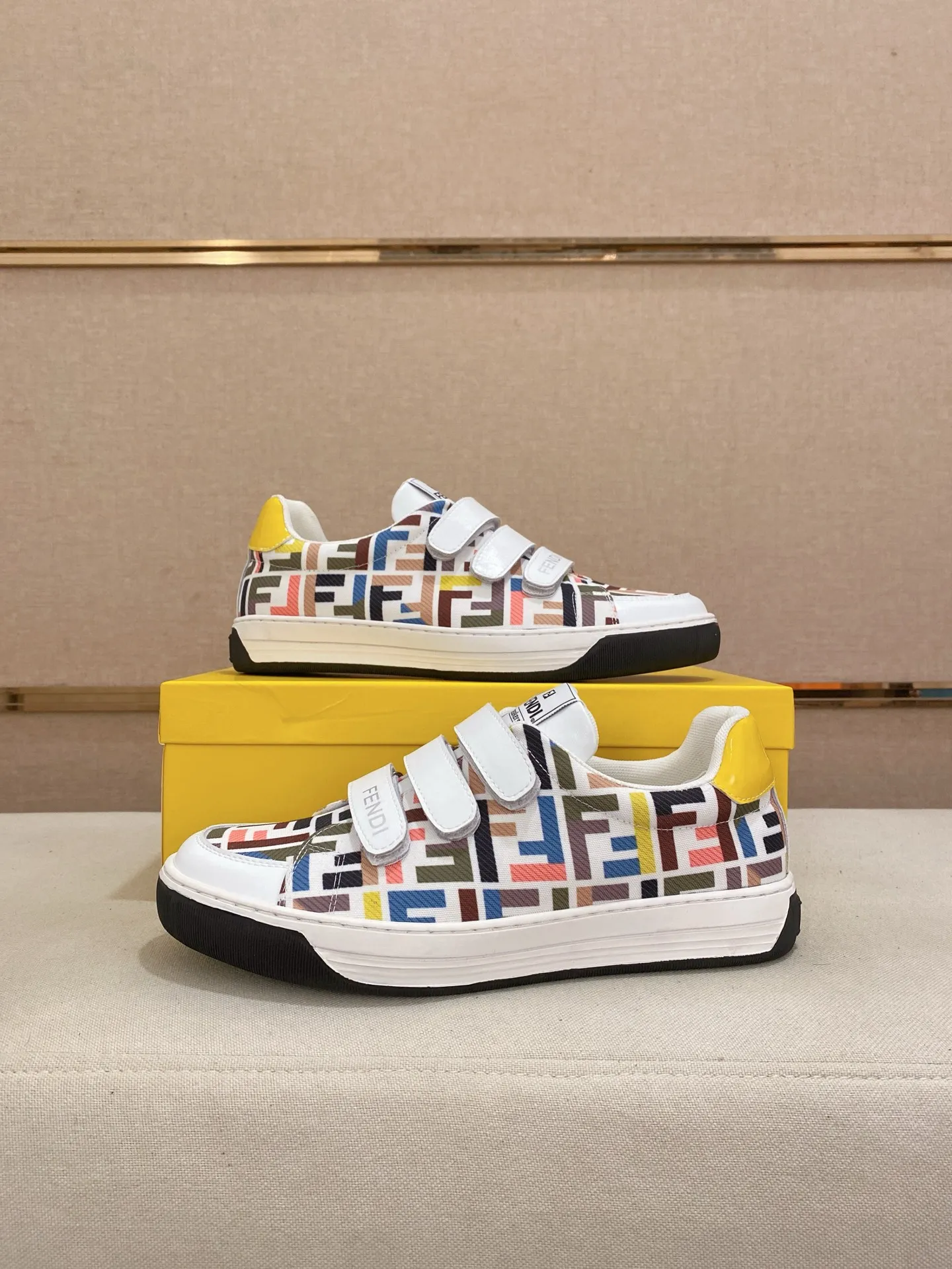 Men's shoes 💰 400💰 (FENDI) New high-top 👊🏻 upper 🇮🇹 imported cowhide fabric 🇩🇪 lining imported sheepskin lining. The original outsole is molded to highlight the identity of every man, and the upper foot is stable and stable🚶🏻🚶🏻The high-end custom counters reproduce the original version📯No matter the wind or rain, the shoe last remains unchanged and can withstand the verification of time🔍️,🔵 Size: 38-44 (45 is custom-made and cannot be returned or exchanged